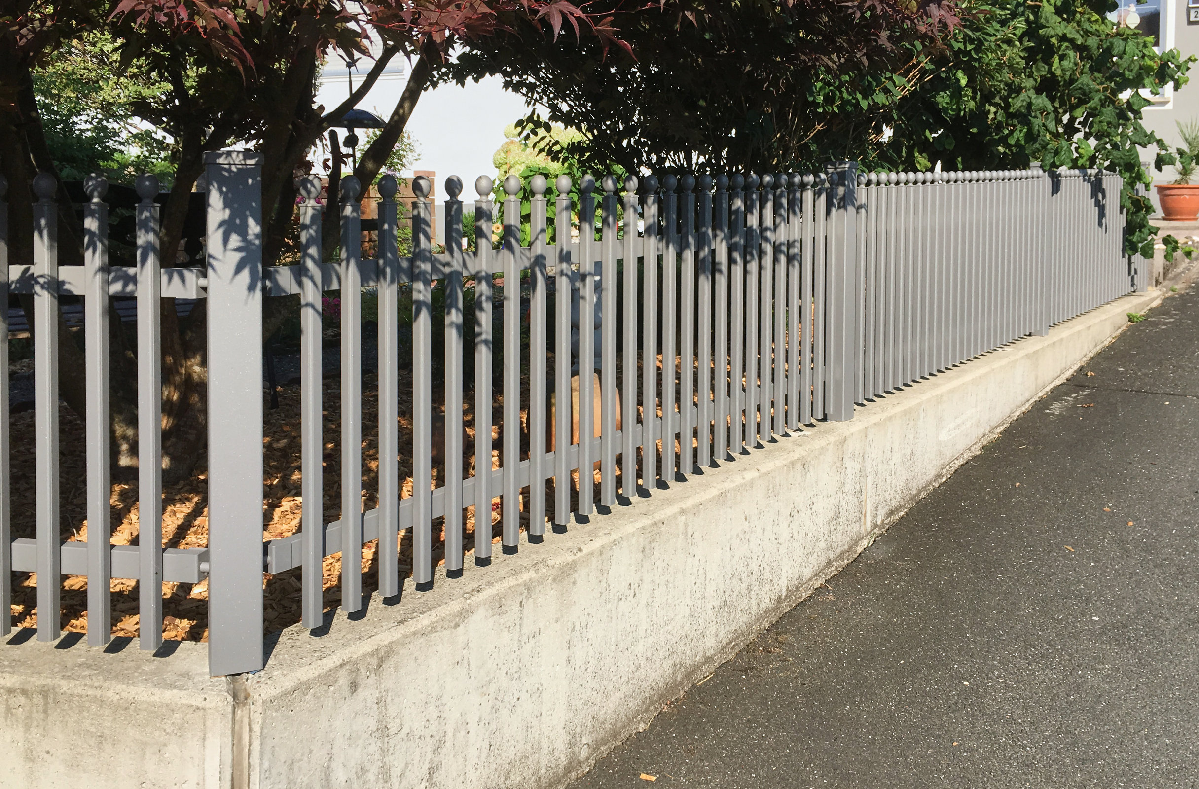 Wartungsfreier Aluminiumzaun München FG1, RAL 9007 Eisenglimmer hell