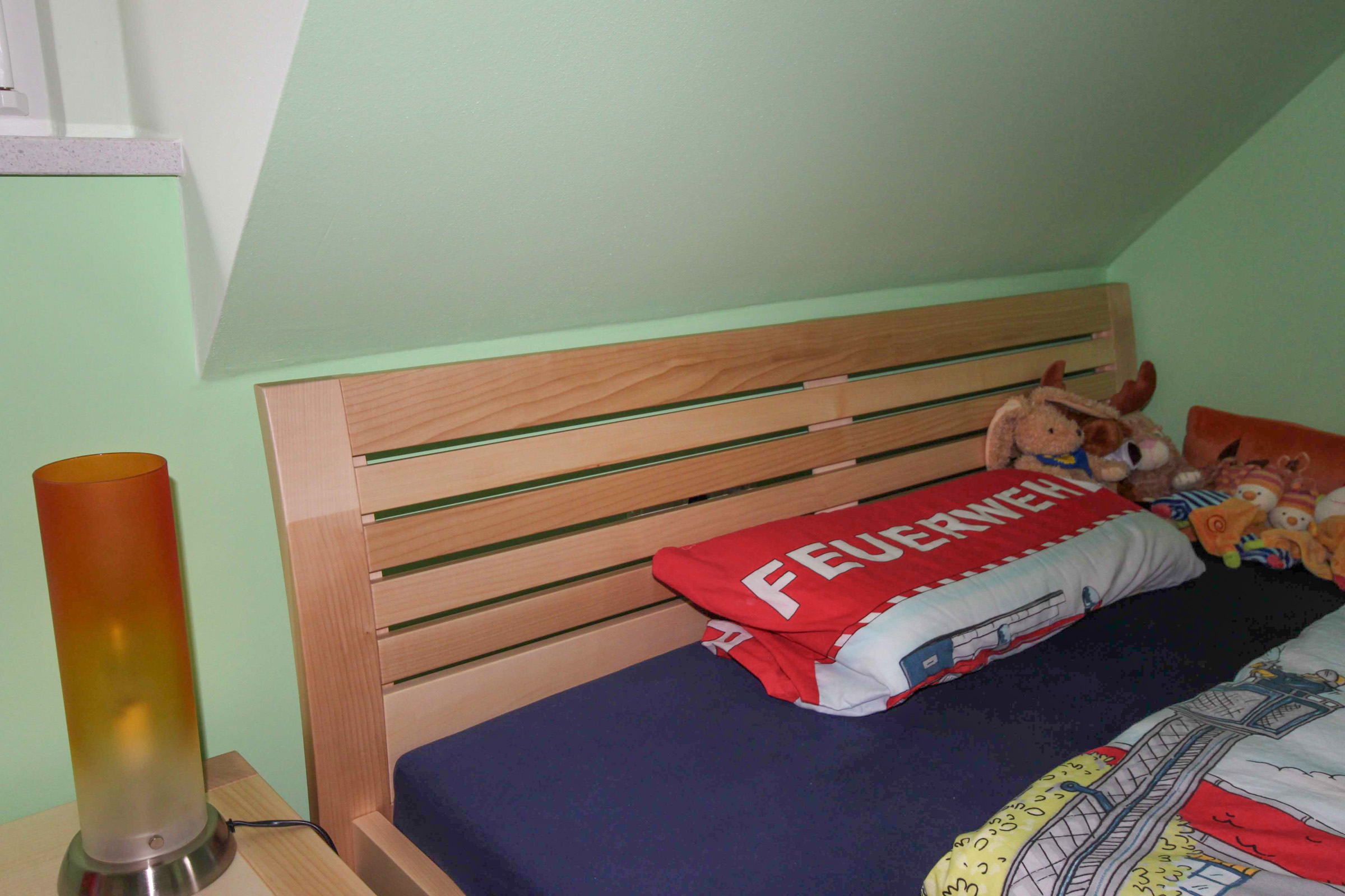 Bett mit Nachttisch europäischer Ahorn