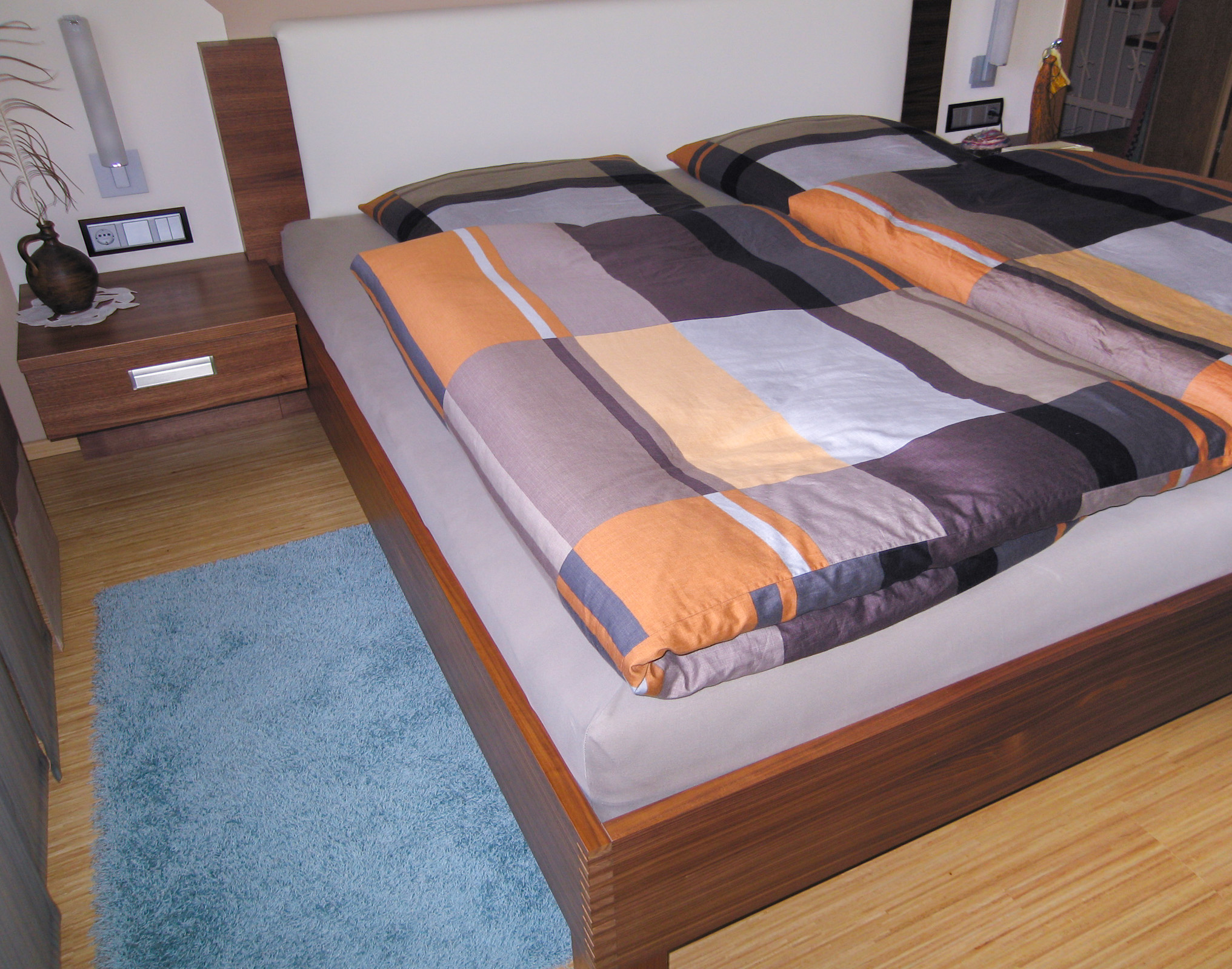 Bett mit Nachttisch amerikanischer Nussbaum, Kopfteil Leder weiß