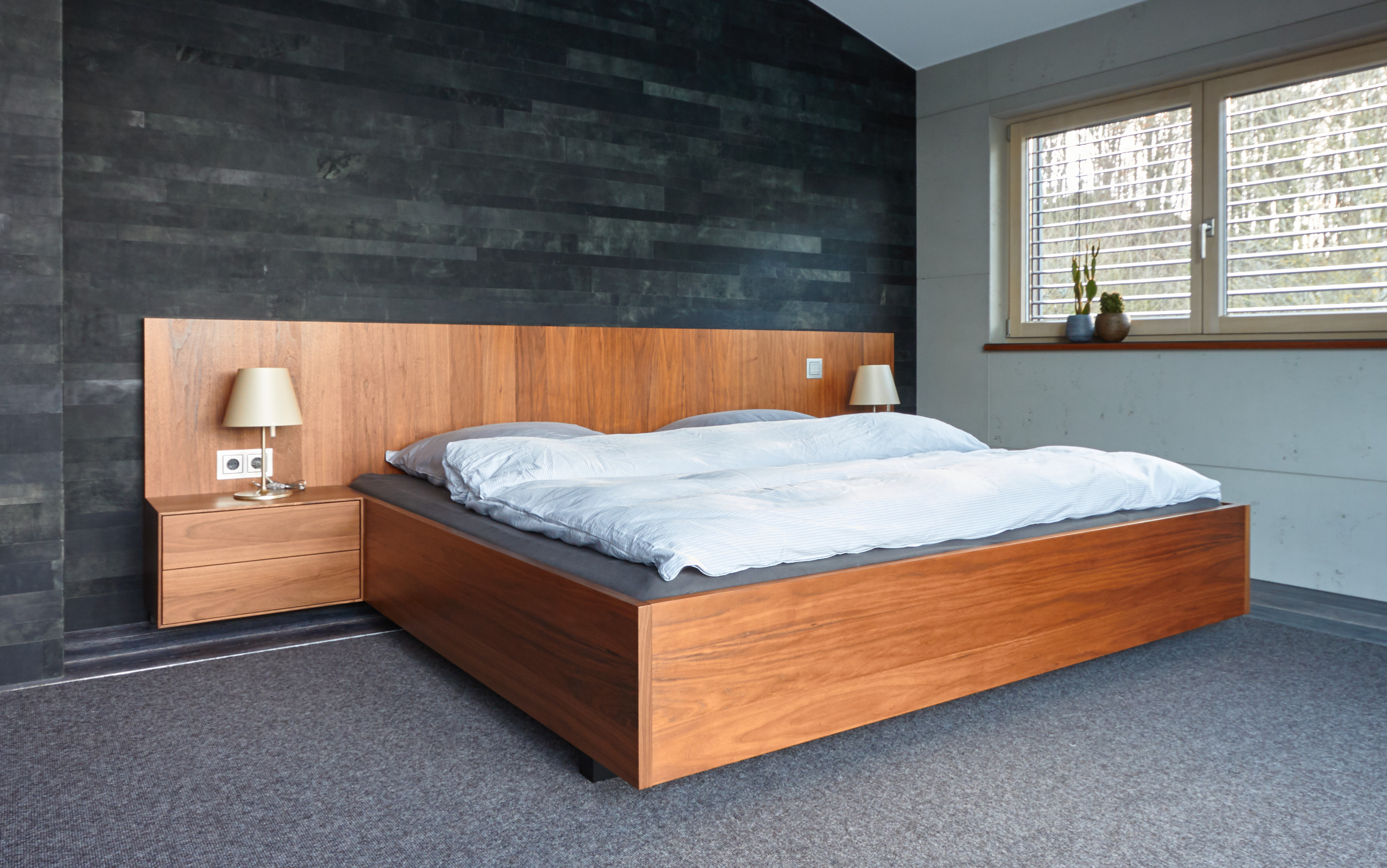 Bett amerikanischer Nussbaum furniert