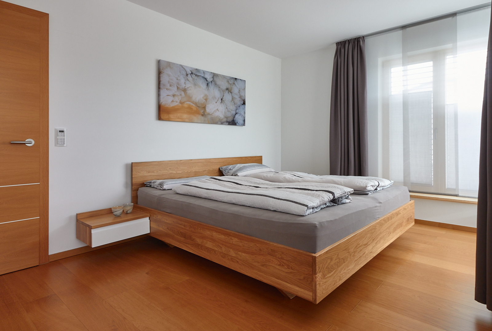 Schlafzimmer Eiche Massivholz, Fronten lackiert mit Grifffräsungen