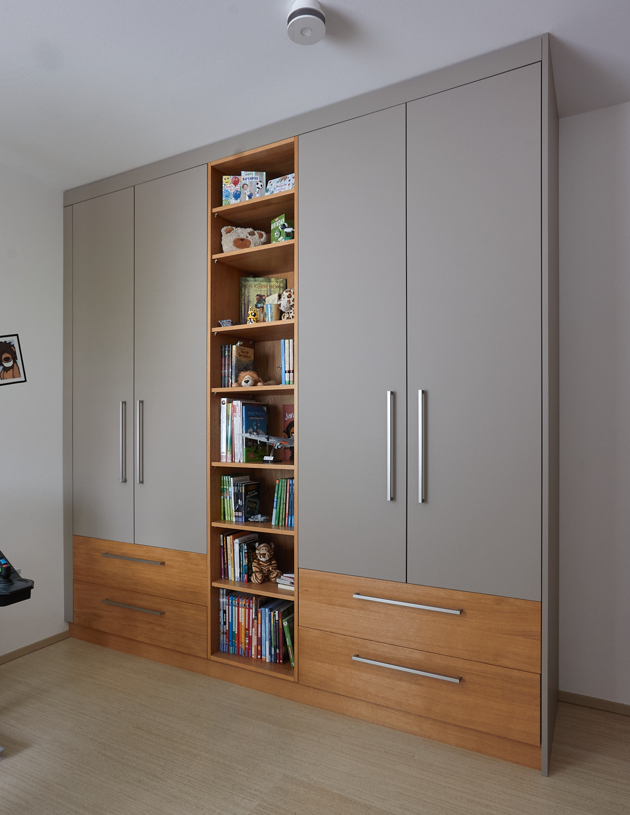 Schlafzimmerschrank, Fronten Eiche furniert bzw. Egger PerfectSense matt