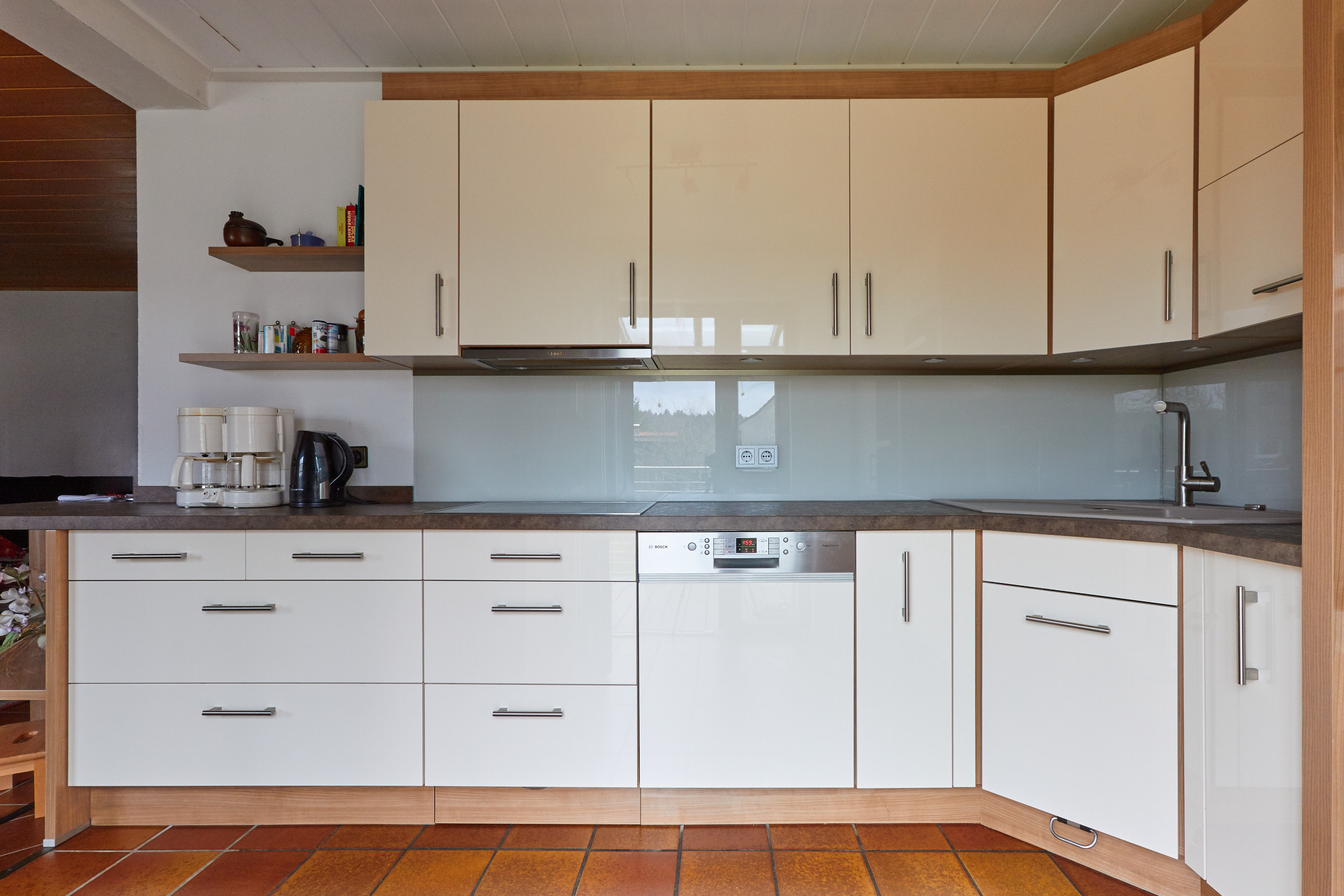 Küche in Magnolie hochglanz, Nischenrückwand Acrylglas