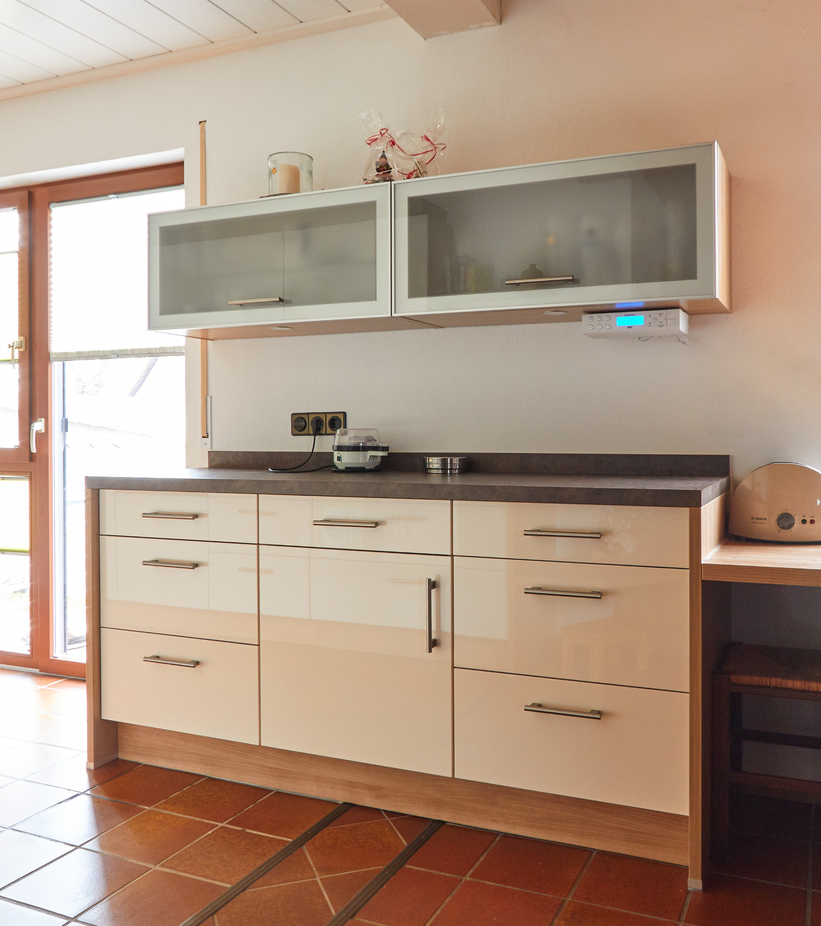 Küche in Magnolie hochglanz, Aluminiumrahmen mit Satinatofüllung