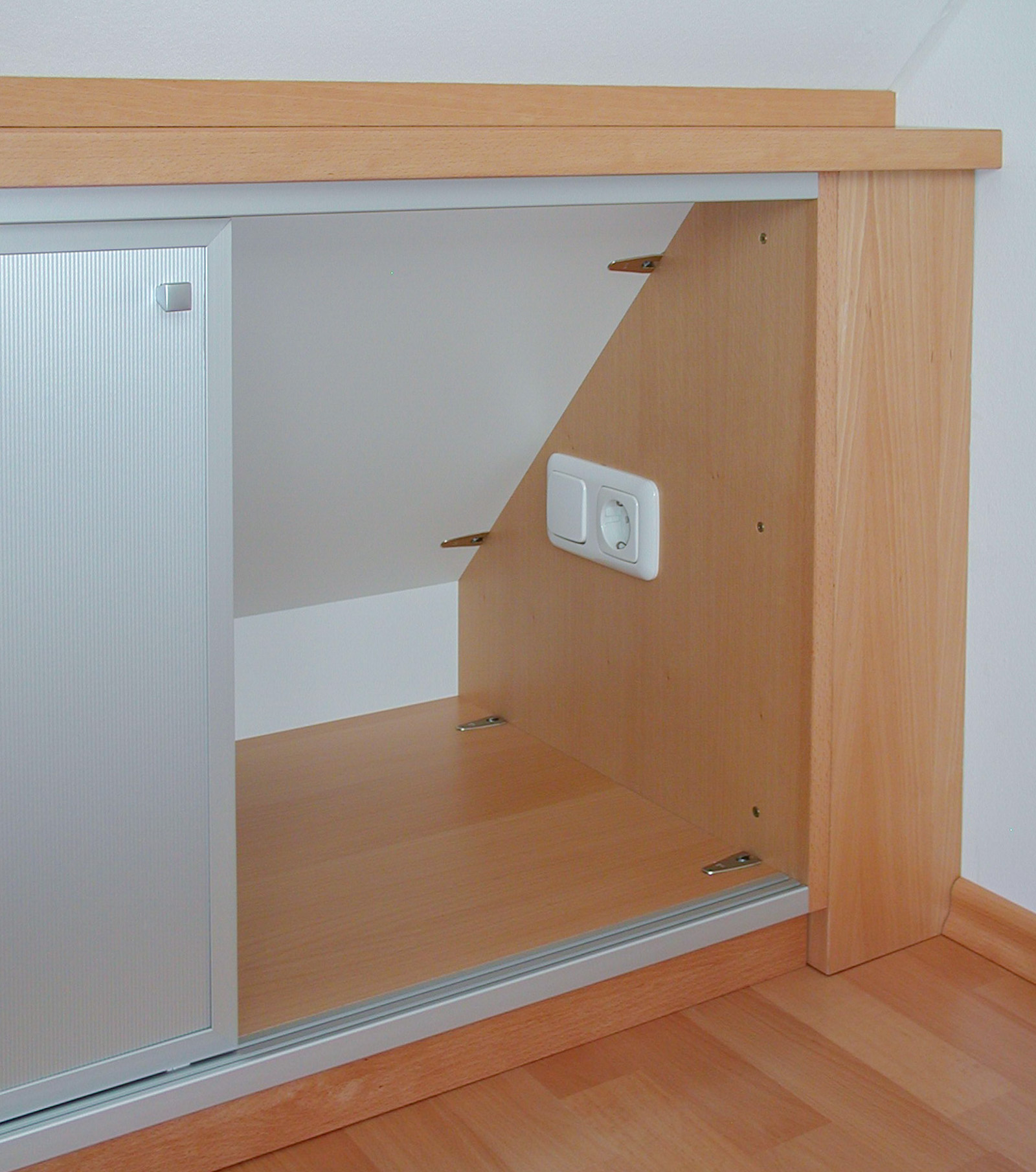 Schiebetürschrank unter Dachschräge Buche furniert mit Alurahmen und Satinato- bzw. Alufüllungen
