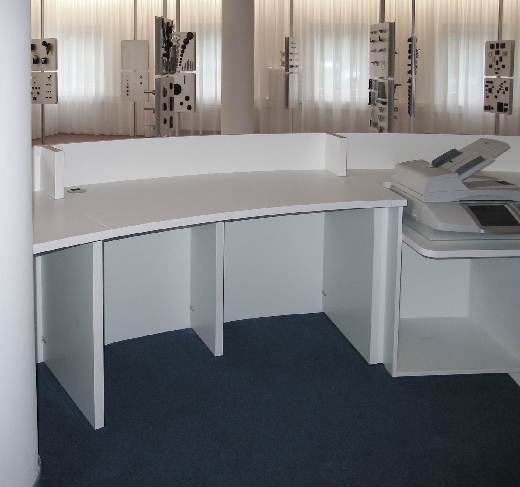 Theke in Hochglanz weiß beschichtet