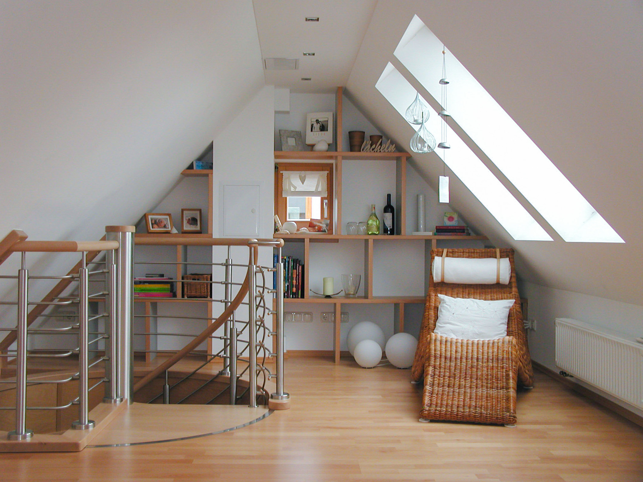 Dachschrägenregal Dekor grau mit Buche Furnierkanten