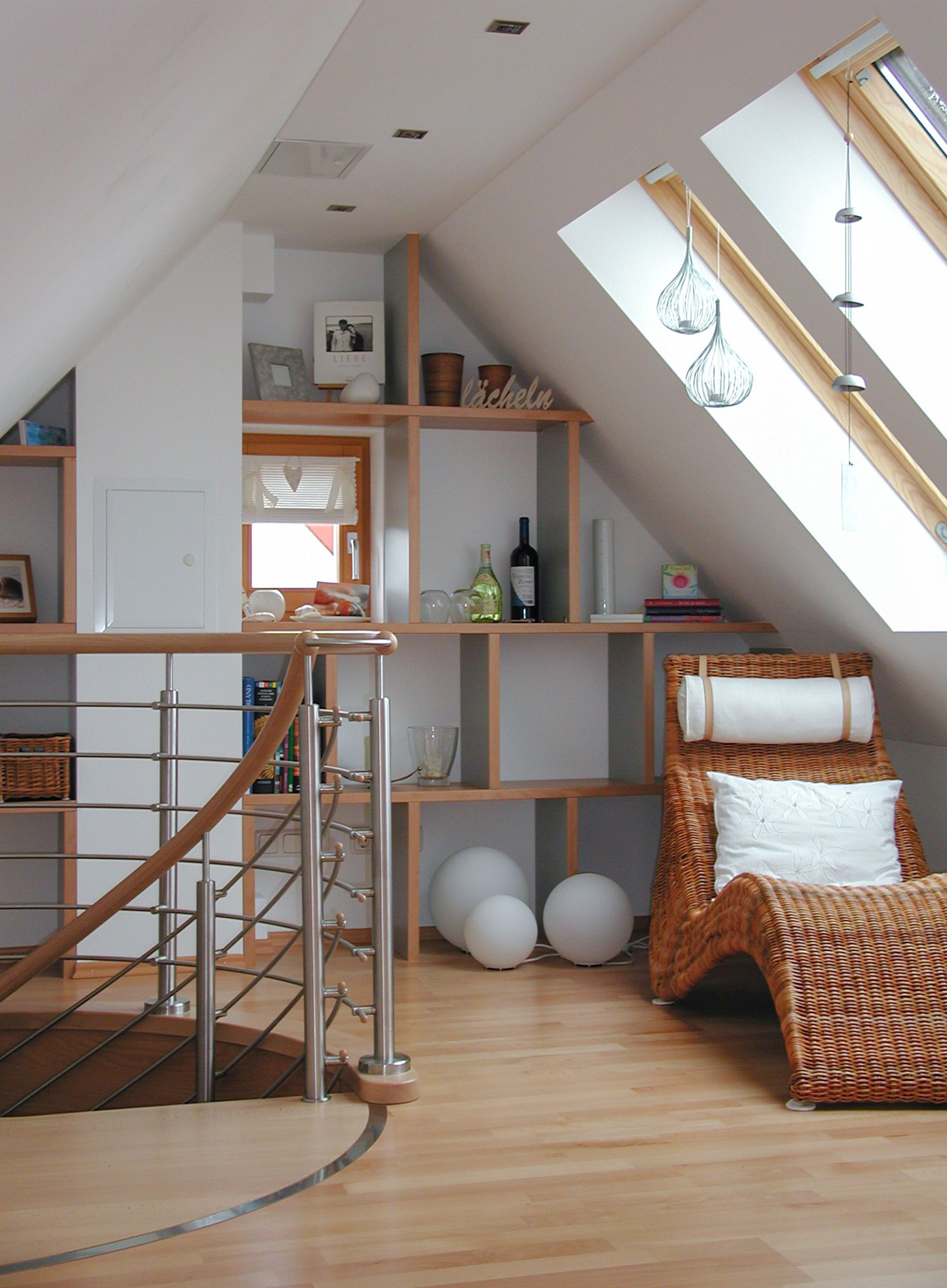 Dachschrägenregal Dekor grau mit Buche Furnierkanten