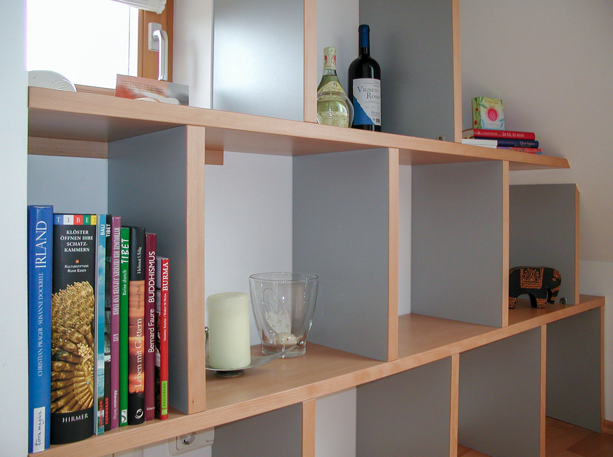 Dachschrägenregal Dekor grau mit Buche Furnierkanten