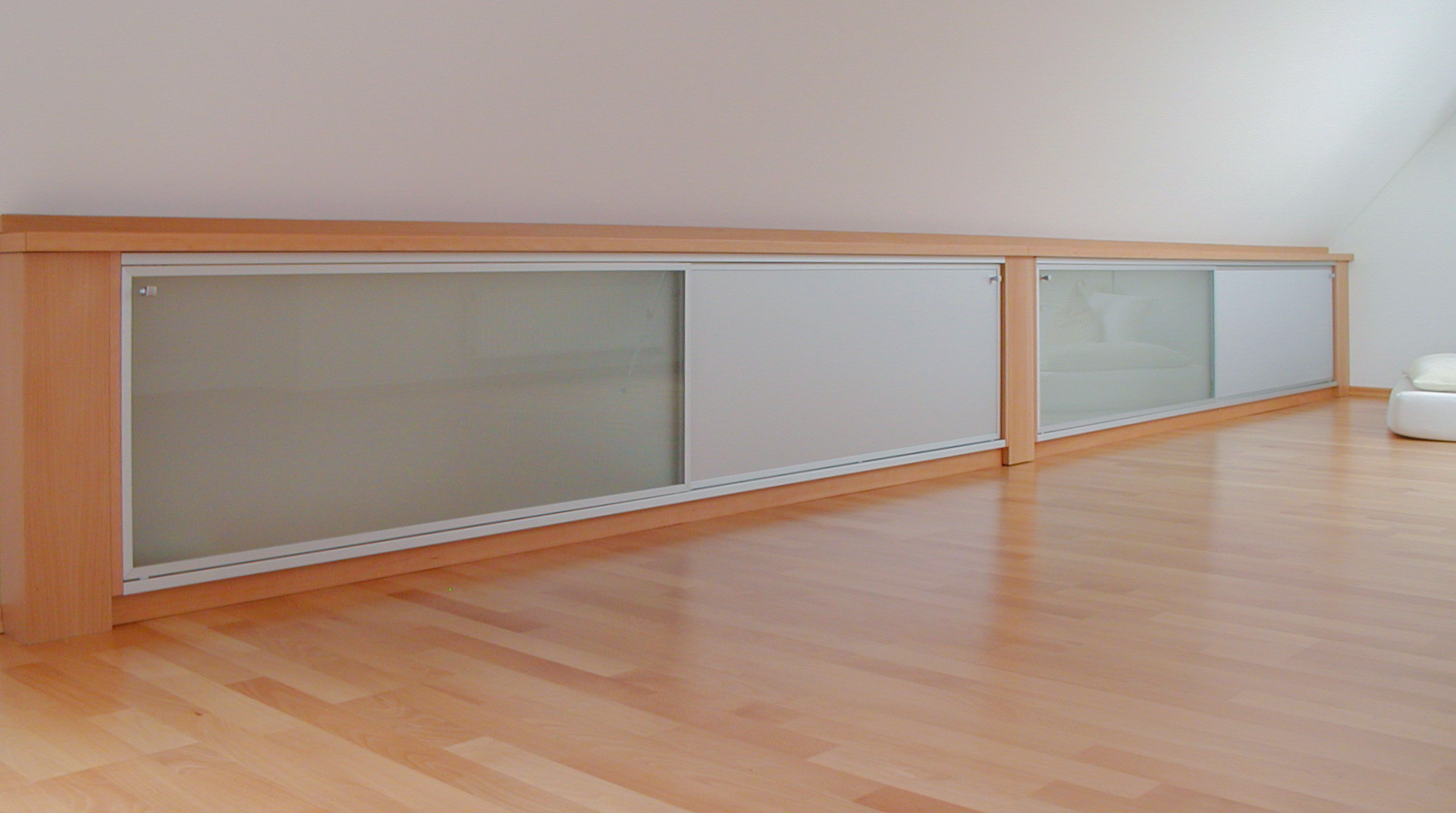 Schiebetürschrank unter Dachschräge Buche furniert mit Alurahmen und Satinato- bzw. Alufüllungen