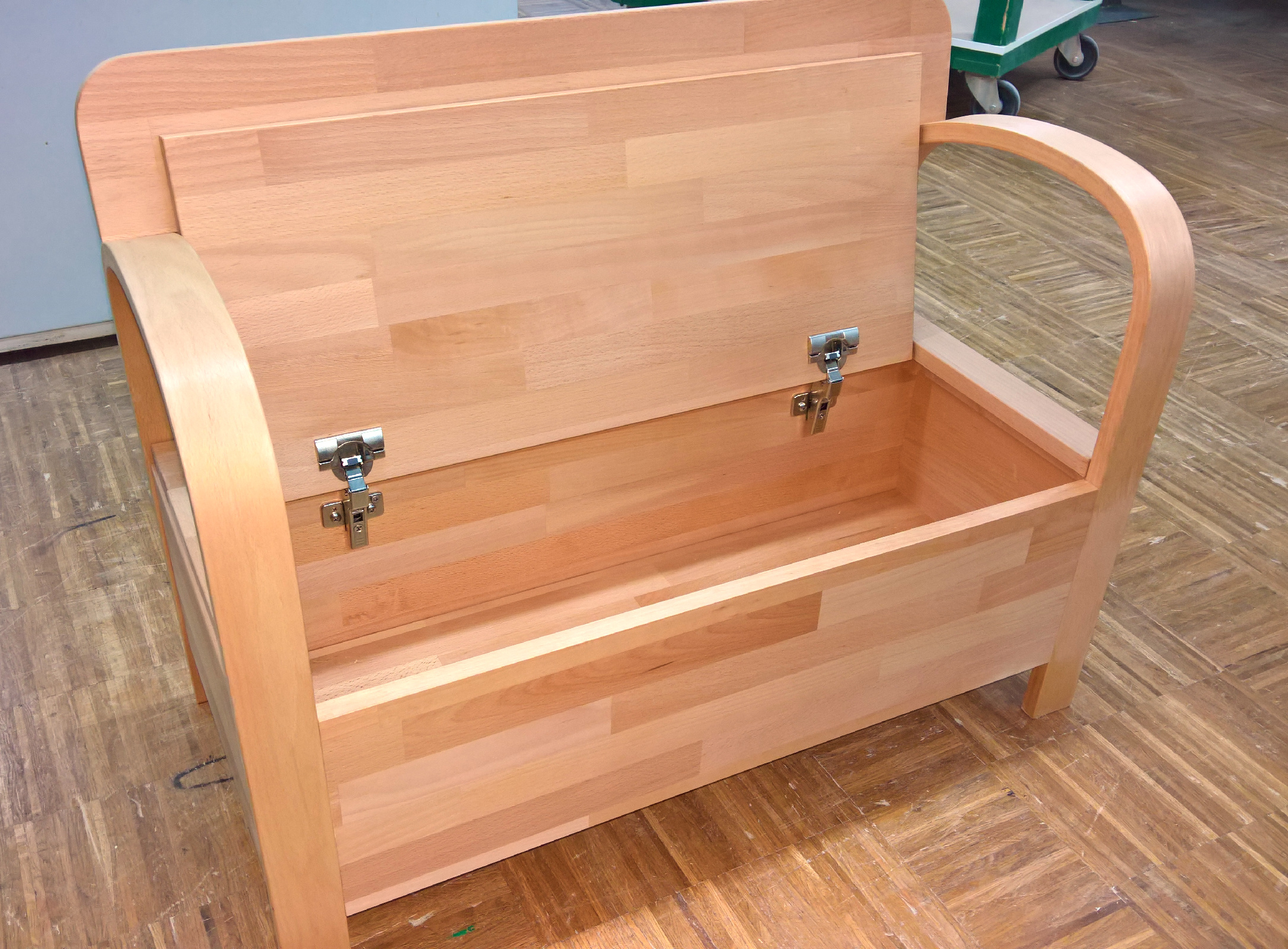 Kinderbank in Buche keilverzinkt, geölt mit Bankkasten