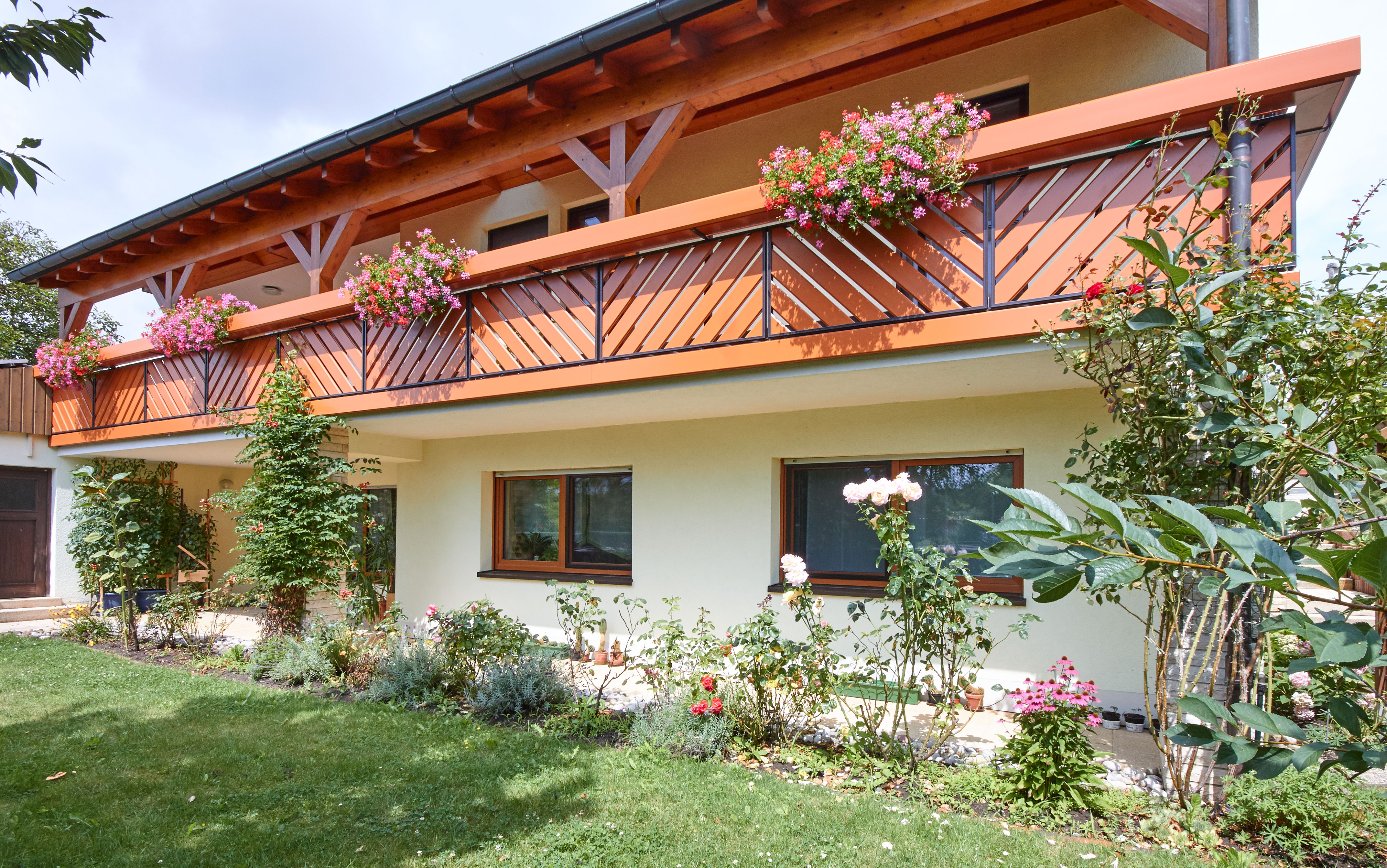 Wartungsfreier Aluminiumbalkon Baden I, RAL 8023 Orangebraun, RAL 8019 Graubraun