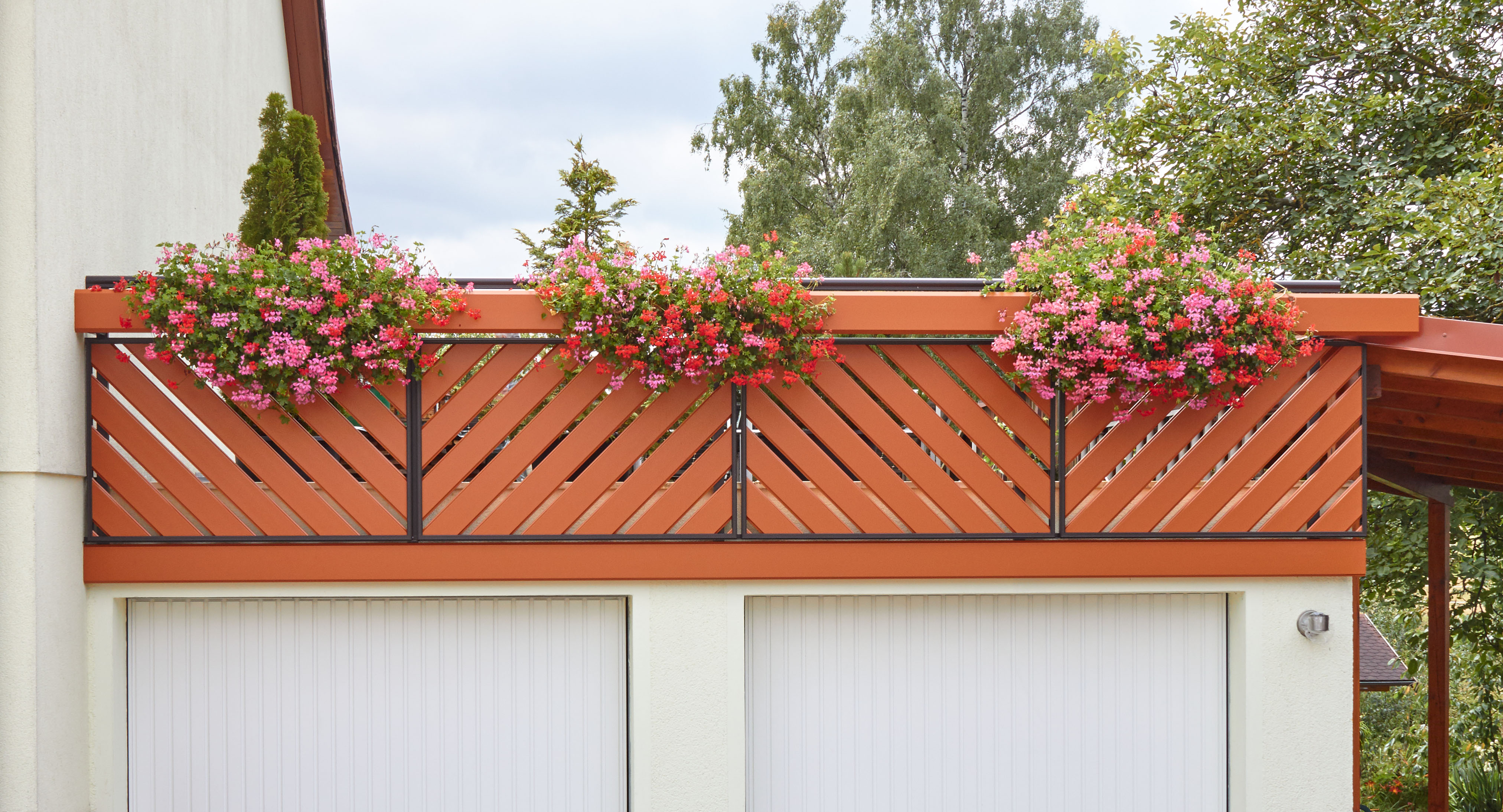 Wartungsfreier Aluminiumbalkon Baden I, RAL 8023 Orangebraun, RAL 8019 Graubraun