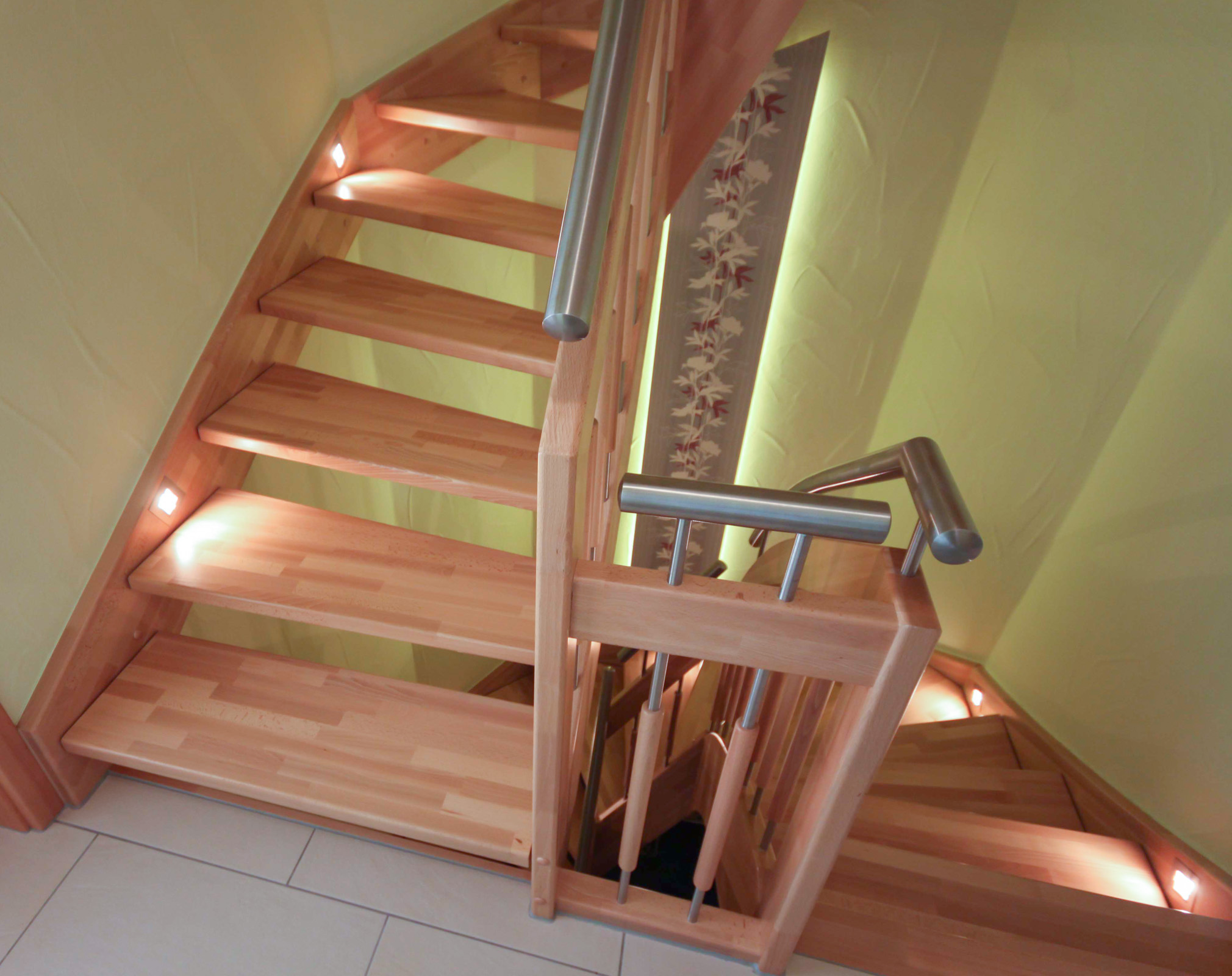 Treppe Buche Color keilgezinkt, Edelstahl-Handlauf