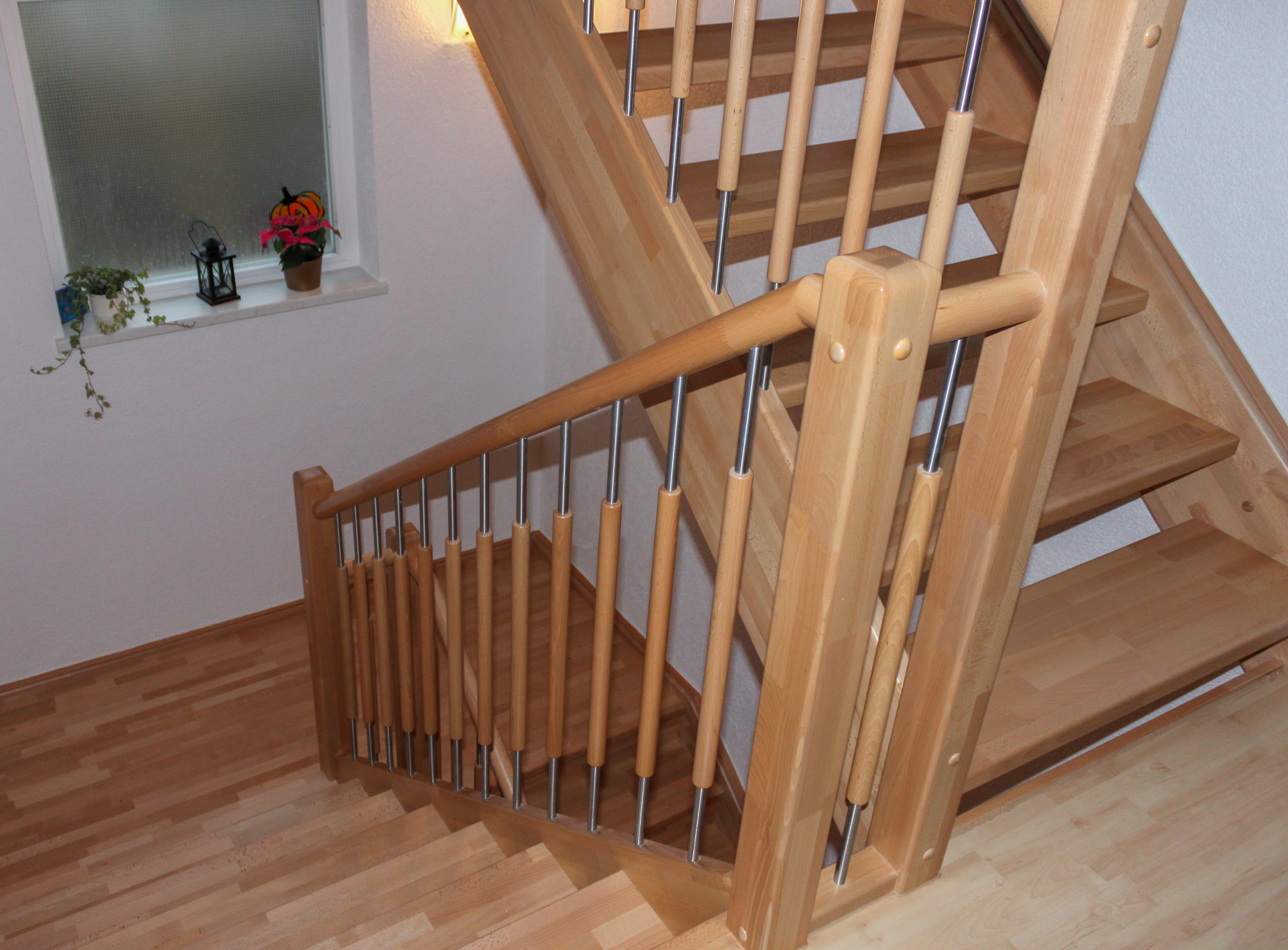 Treppe Buche Color keilgezinkt lackiert, Holz-Edelstahl-Sprossen