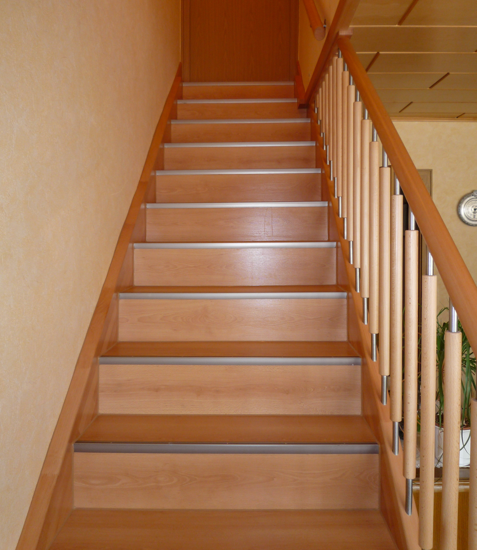 Treppe Kernbuche keilgezinkt lackiert