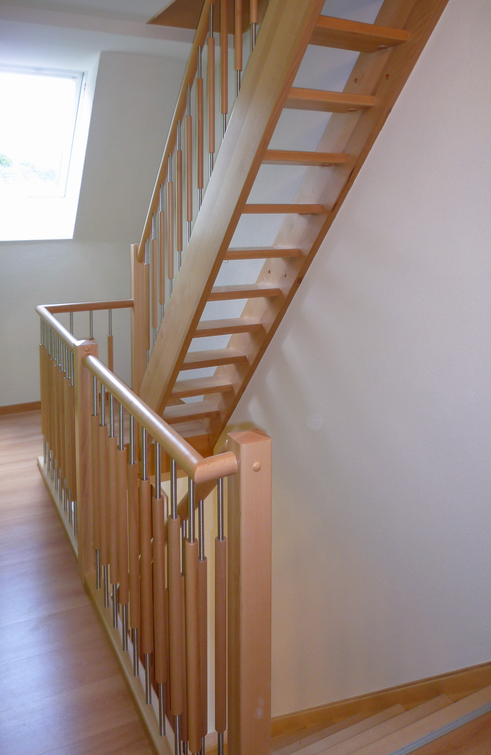 Treppe Buche durchgehende Lamellen lackiert, Holz-Edelstahl-Sprossen