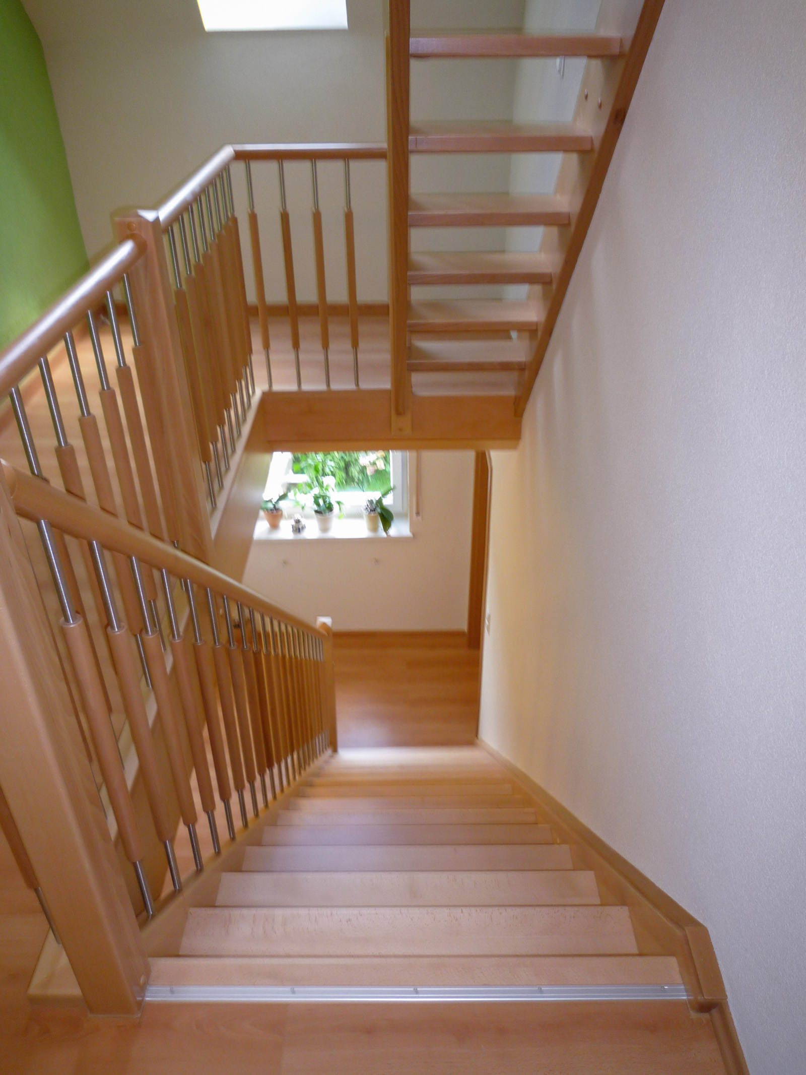 Treppe Buche durchgehende Lamellen lackiert, Holz-Edelstahl-Sprossen