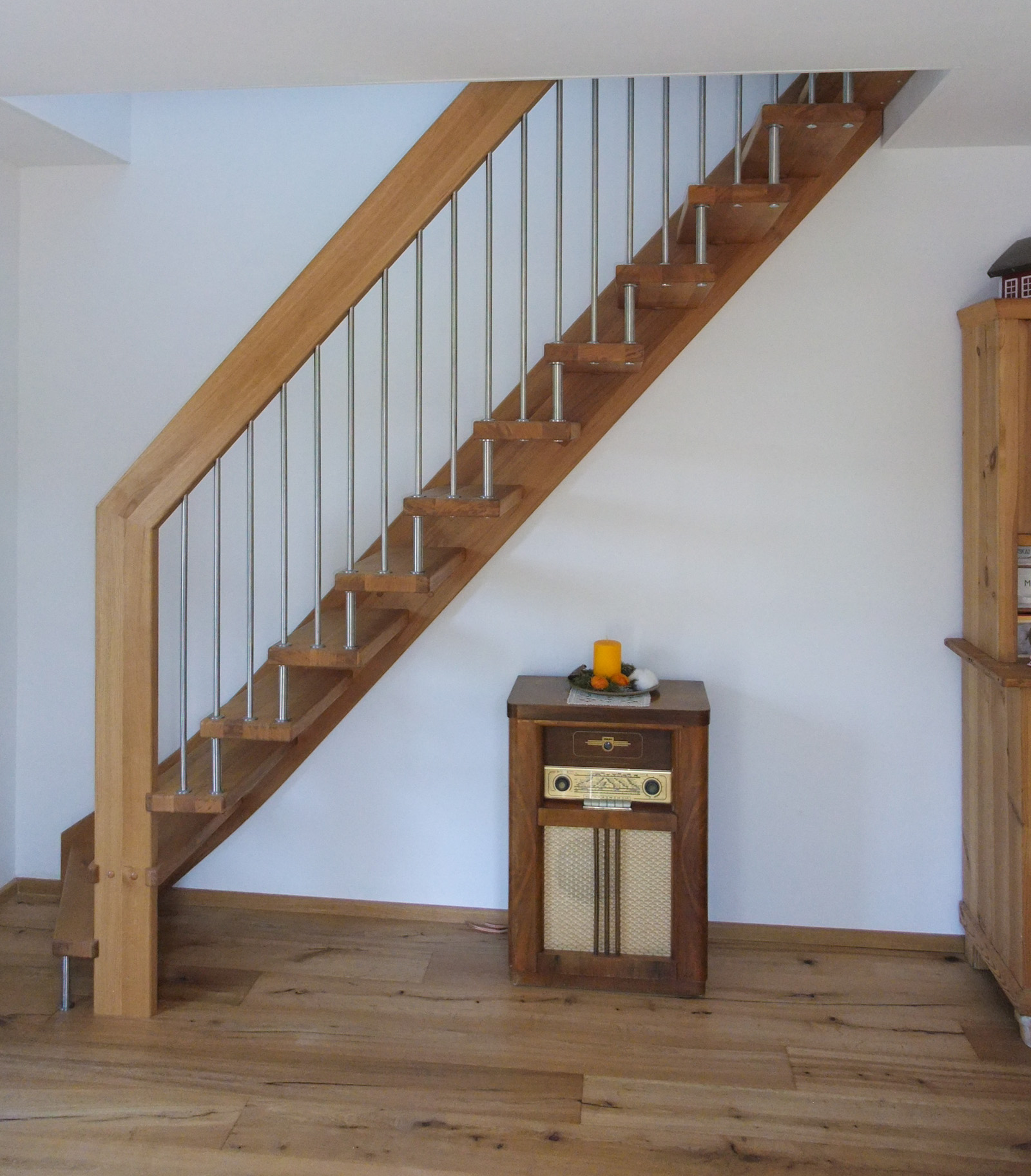 Treppe Eiche durchgehende Lamellen, ohne Innenwange, Edelstahlsprossen