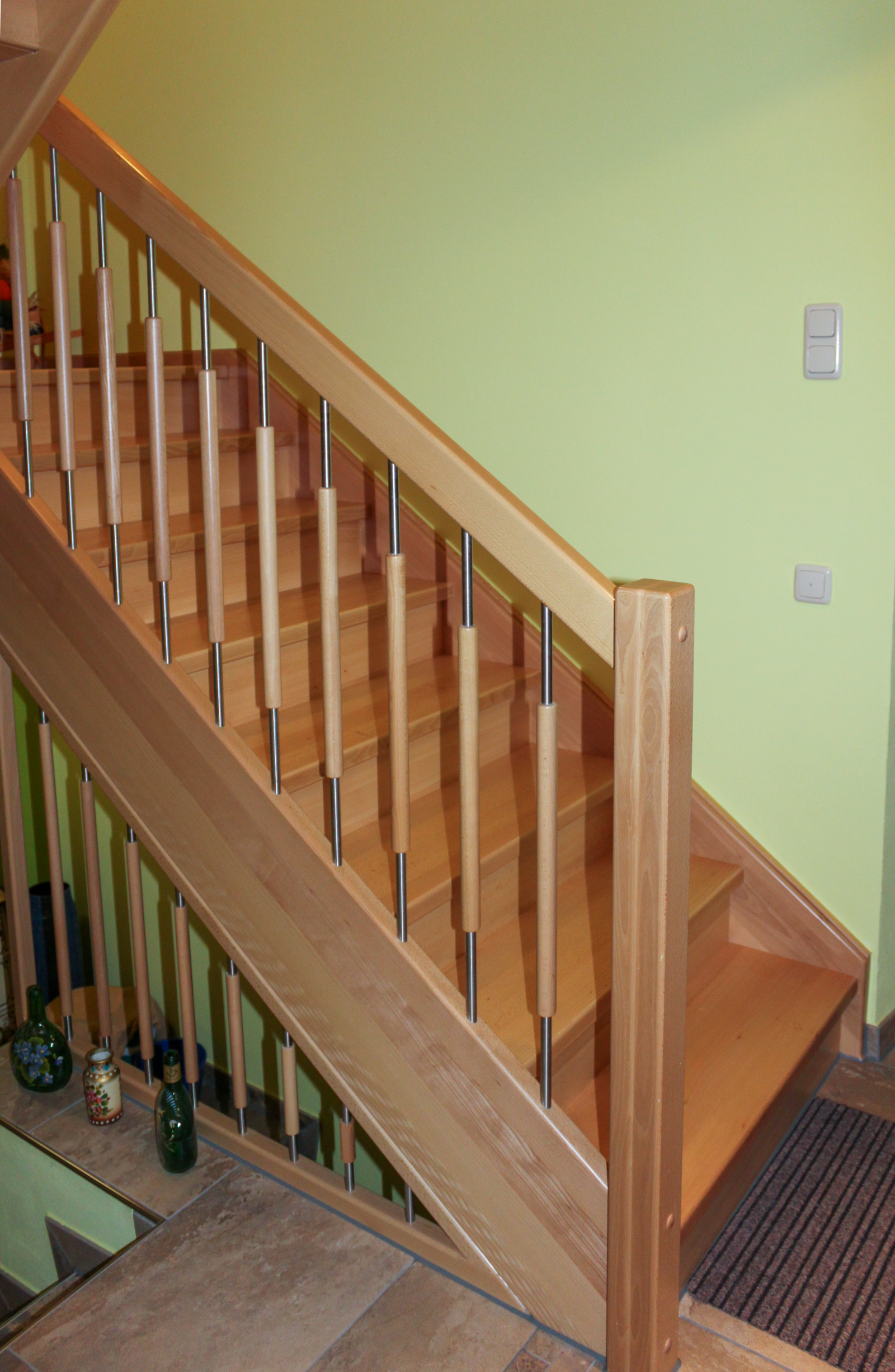 Treppe Buche durchgehende Lamellen lackiert, Setzstufen, Holz-Edelstahl-Sprossen