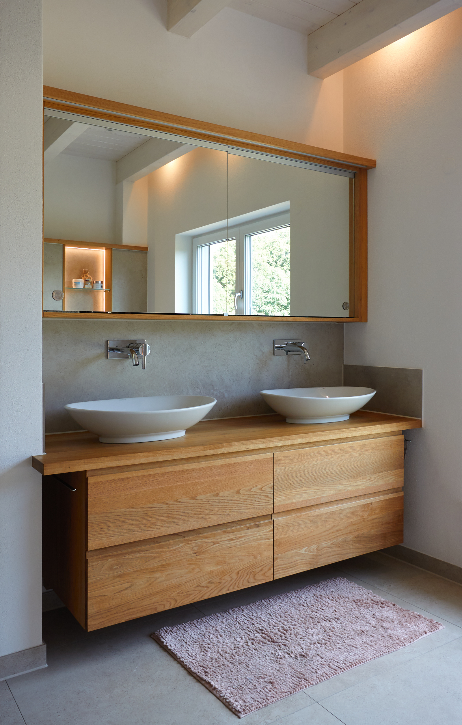 Badezimmer in Eiche furniert / massiv geölt, Grifffräsungen