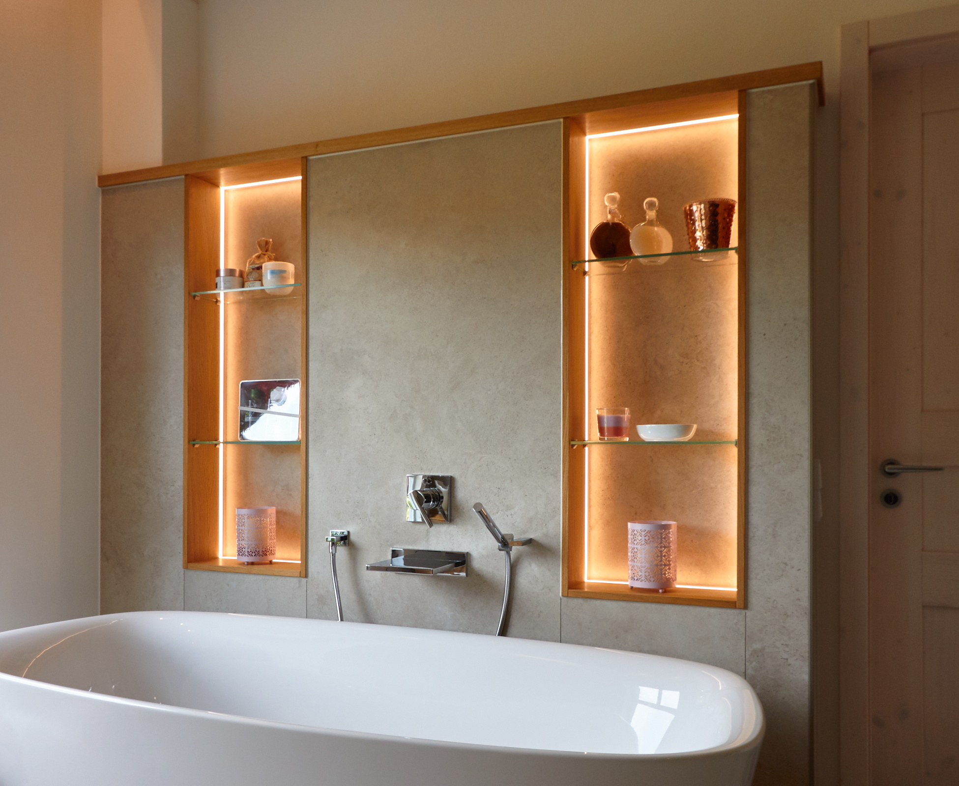 Regale Eiche furniert geölt in Wandnische mit Glasfachböden und LED-Beleuchtung