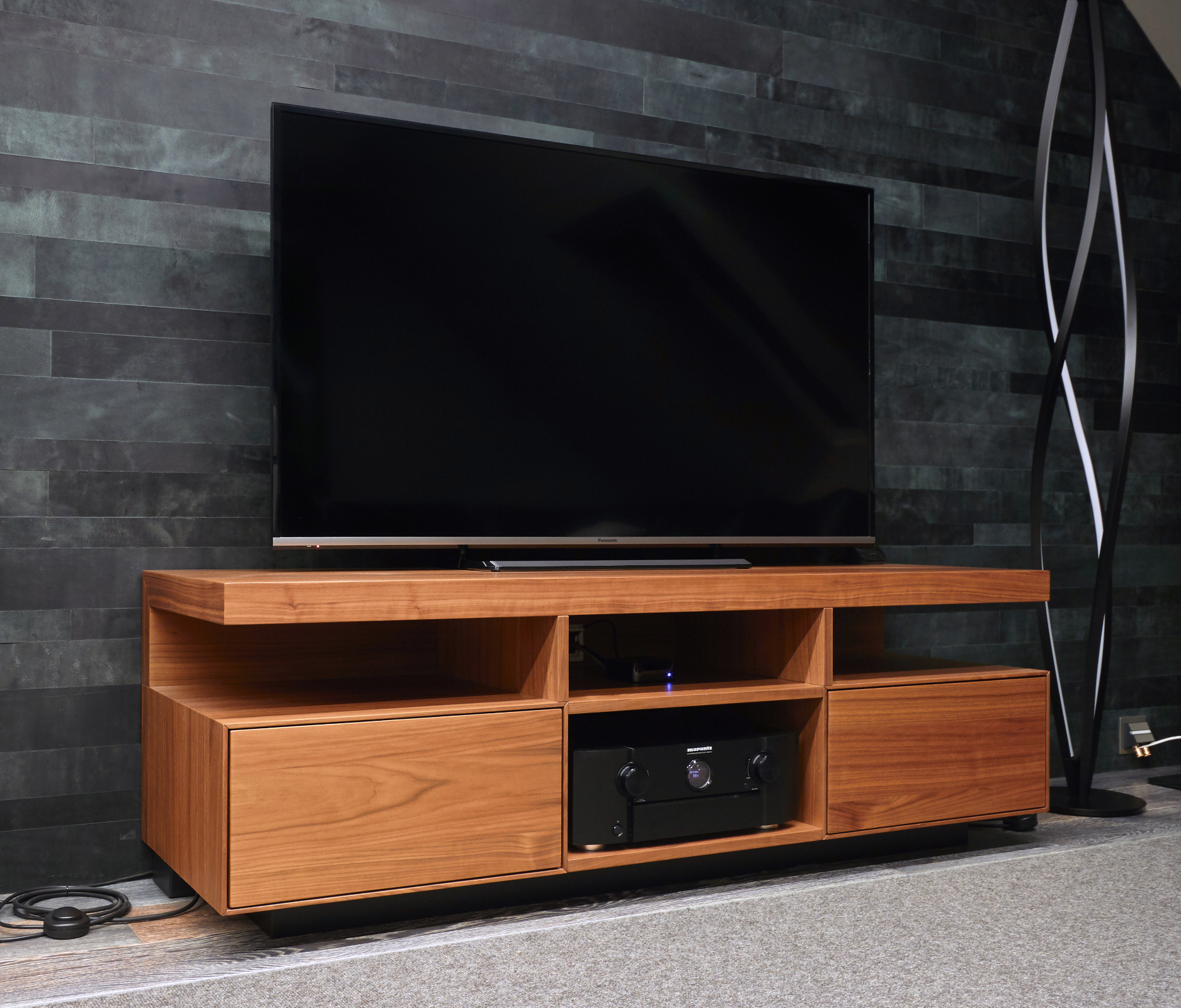 Lowboard amerikanische Nussbaum furniert