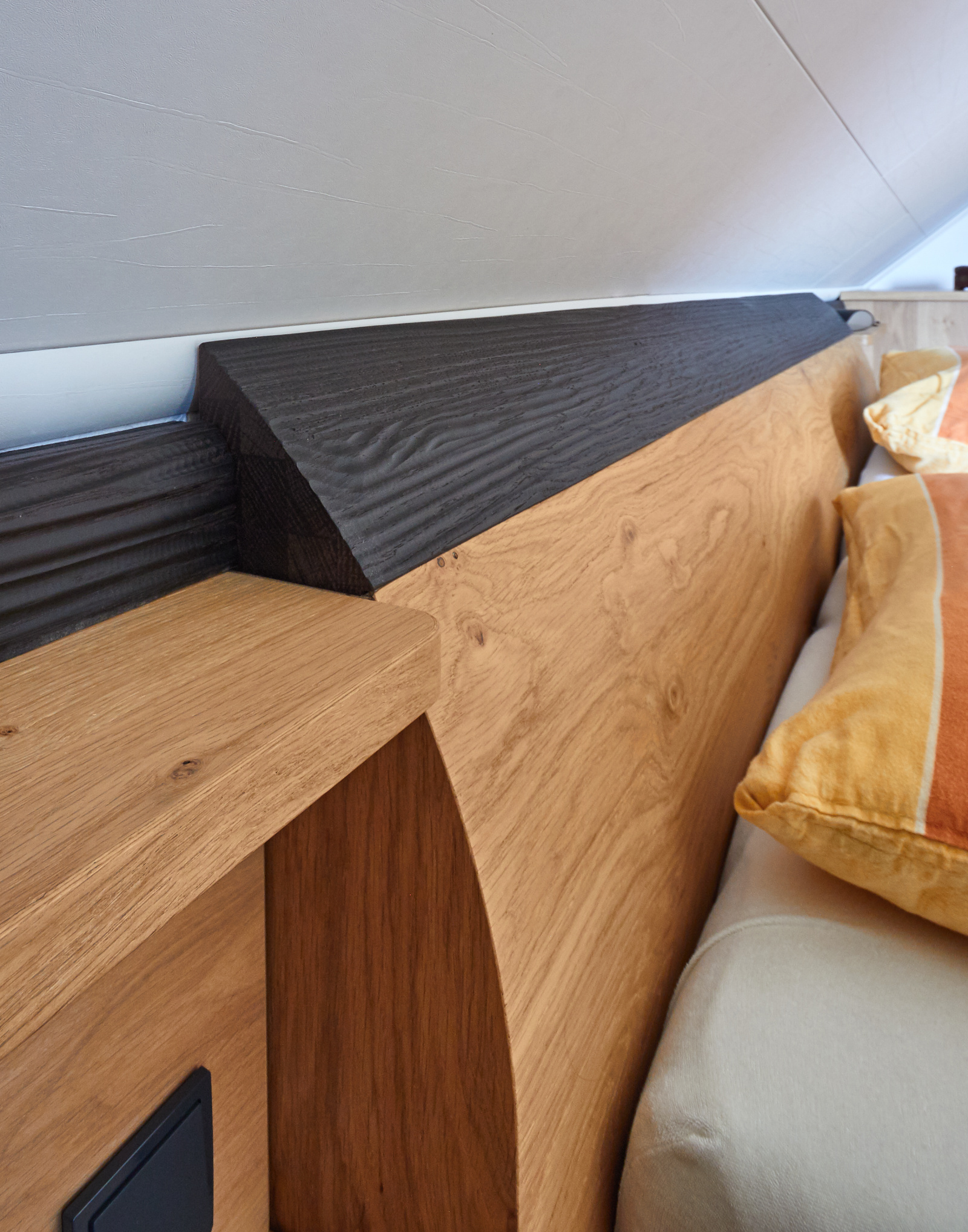 Schlafzimmer Eiche astig furniert, matt lackiert, Dekoelemente in Eiche gebeizt mit Wellenfräsung