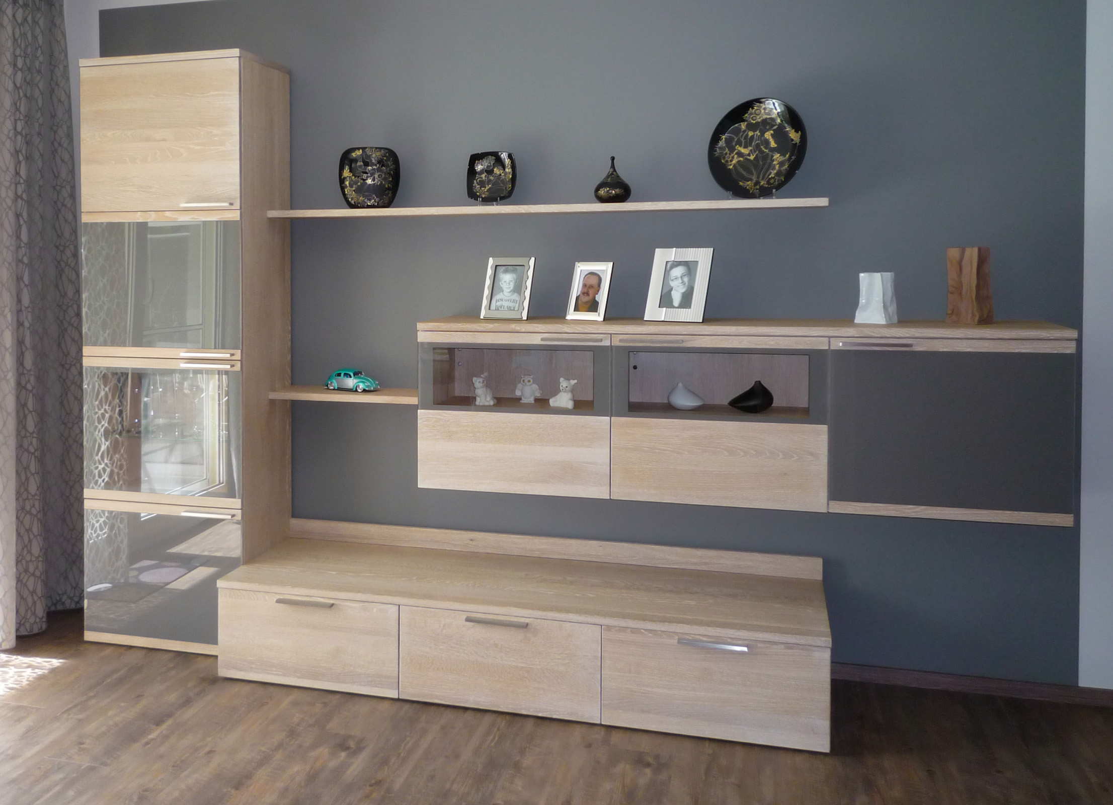 Wohnzimmer Eiche gekälkt, Glas RAL 7039 Quarzgrau lackiert