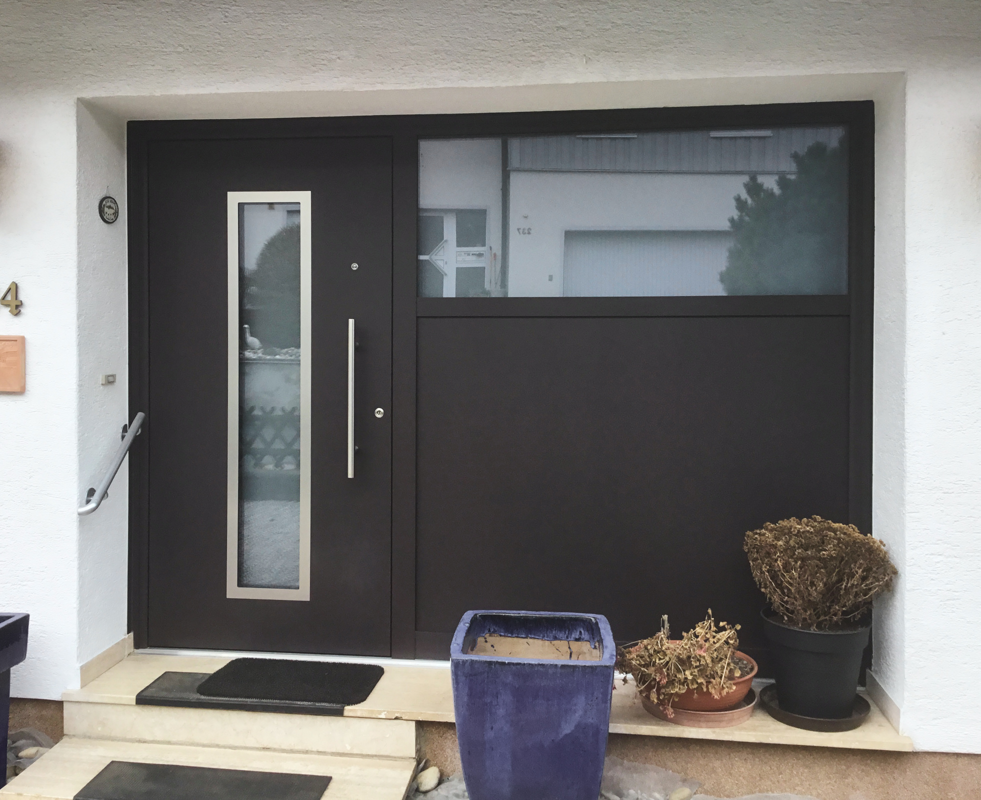 Aluminium-Haustüre Noblesse Fulda1-AA, RAL 8019 Graubraun Feinstruktur mit passendem Seitenteil