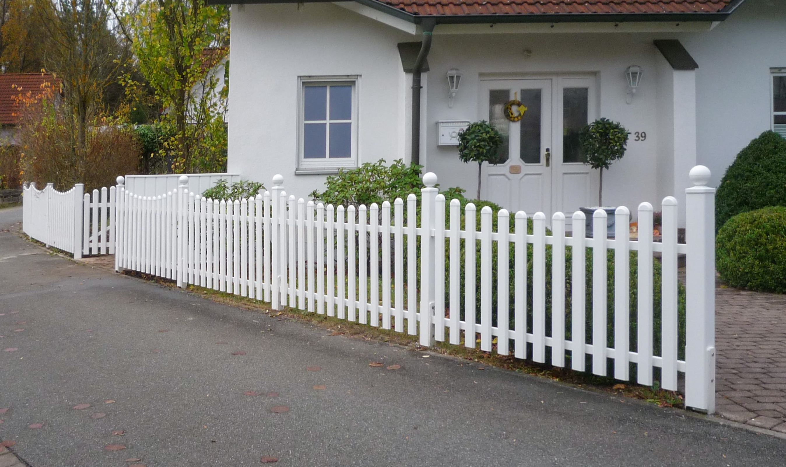 Wartungsfreier Aluminiumzaun Stuttgart FG1, RAL 9016 Verkehrsweiß