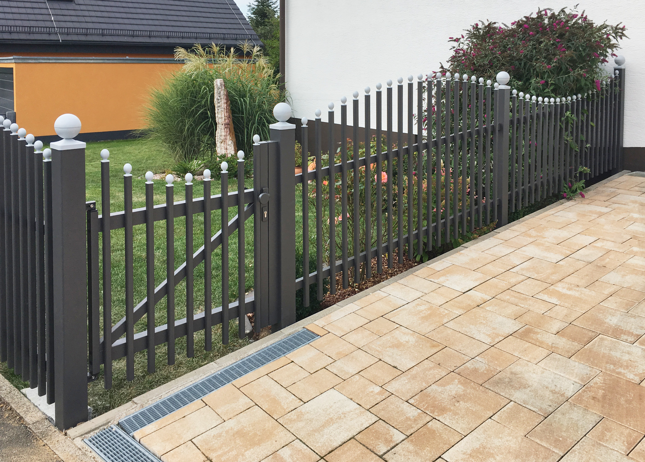 Wartungsfreier Aluminiumzaun G+Z Basel, DB 703 Eisenglimmer dunkel, Kugeln RAL 9006 Weißaluminium