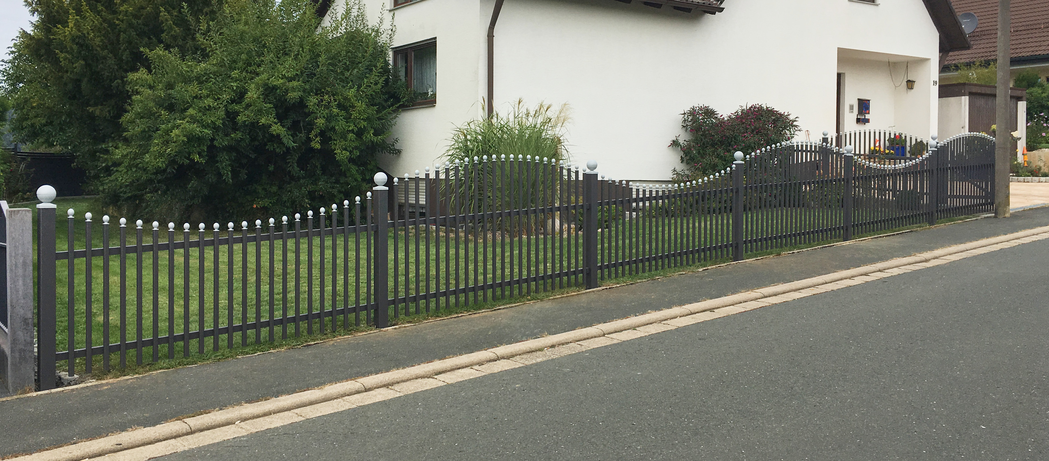 Wartungsfreier Aluminiumzaun G+Z Basel, DB 703 Eisenglimmer dunkel, Kugeln RAL 9006 Weißaluminium